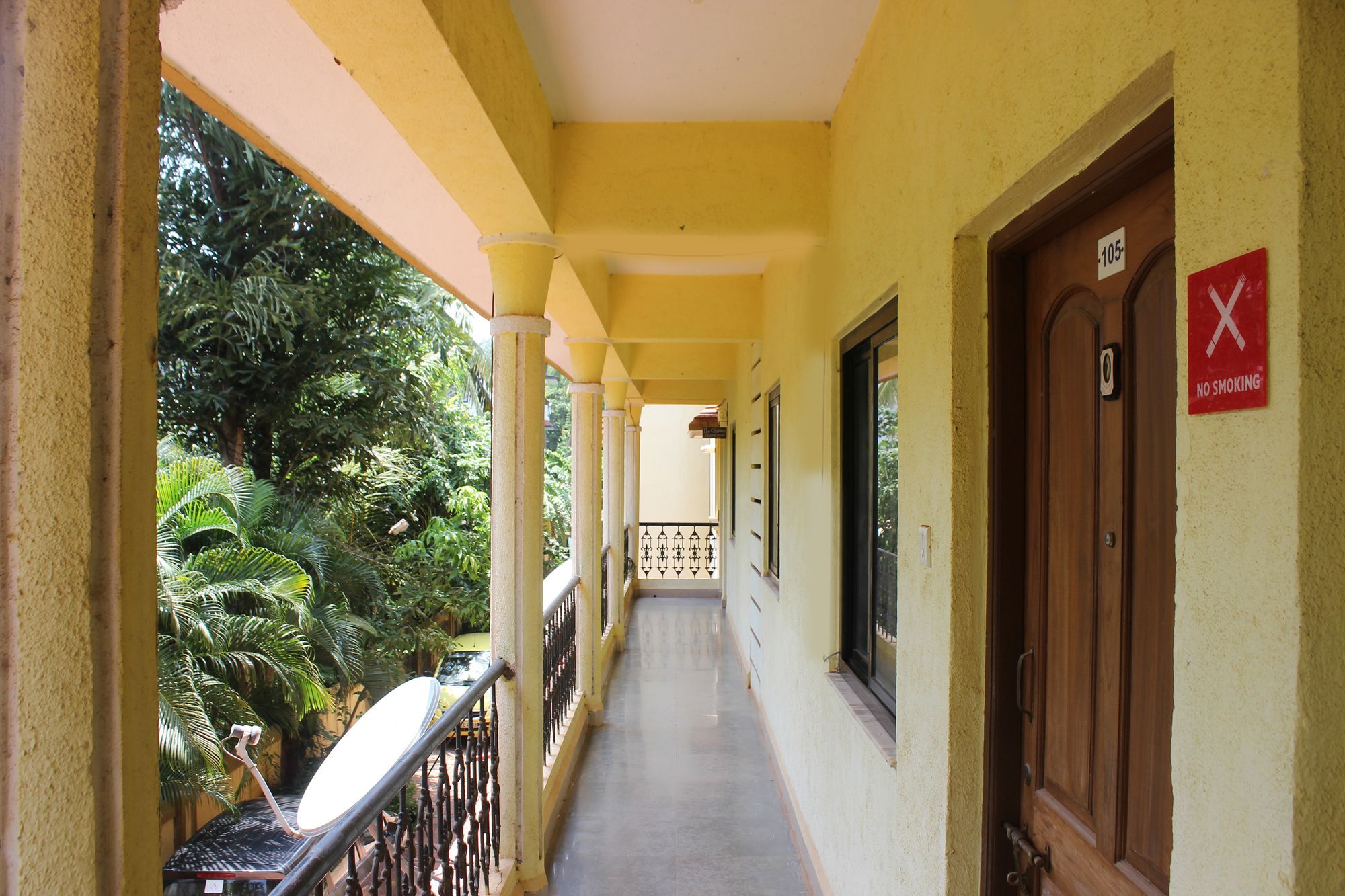 Oyo 7333 V Palms Hotel Candolim Exterior photo